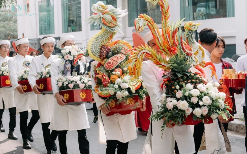Đoàn rước dâu trang trọng, số lượng người tham gia tùy vào quy mô đám cưới