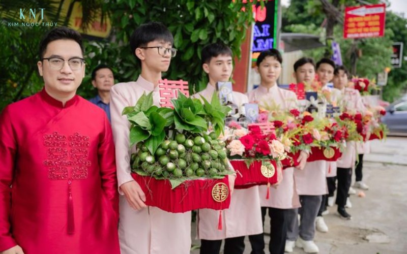 ội bê tráp nhà trai xếp hàng chỉnh tề, mang mâm quả truyền thống trong lễ rước dâu