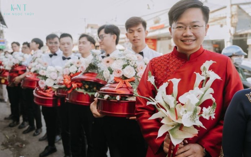 Đoàn rước dâu miền Trung với mâm quả và hoa tươi, thể hiện sự trang trọng và giản dị