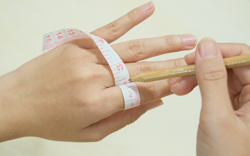 Đo chu vi size nhẫn bằng thước dây (thước may đo)