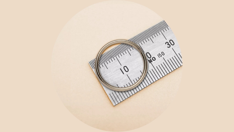 Nếu có sẵn nhẫn, bạn có thể dùng thước đo đường kính của nhẫn