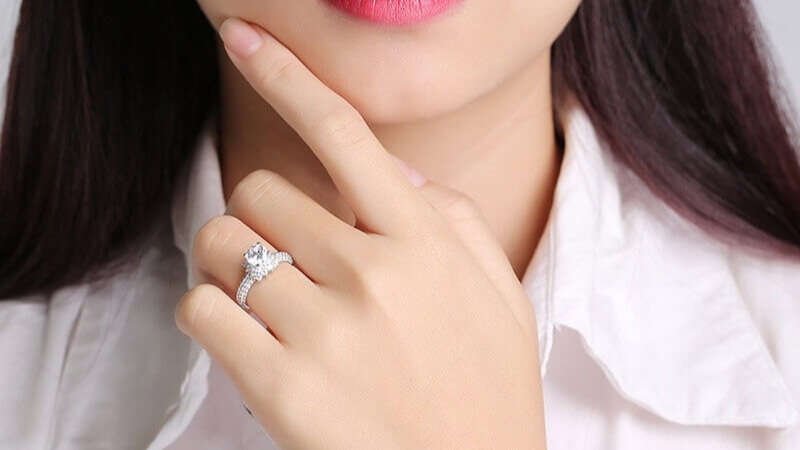 Ngón tay thon dài phù hợp với hầu hết các loại nhẫn