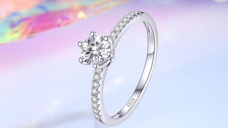 Thân nhẫn đính đá là kiểu thân được gắn thêm các viên đá