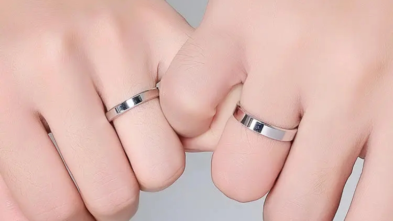 Một số nhẫn được làm bằng chất liệu titan cứng, bền