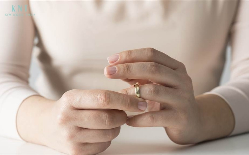 "Tháo nhẫn cưới không có gì xấu, quan trọng là tình cảm và sự gắn bó giữa hai người