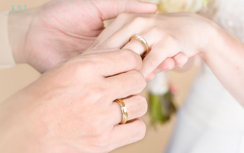 Nhẫn cưới là biểu tượng của sự gắn kết trong hôn nhân