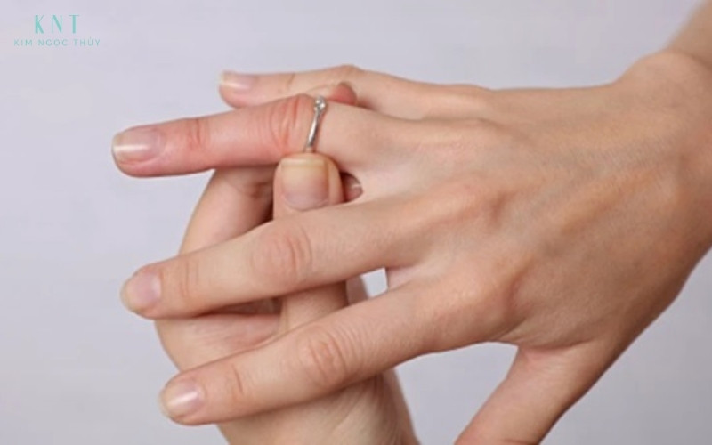 Khi nhẫn cưới quá chật, việc tháo ra là cần thiết để tránh đau tay và giữ an toàn