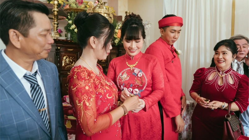 Nhà gái có thể chọn thời điểm sau khi nhà trai trao xong vàng cưới để trao của hồi môn