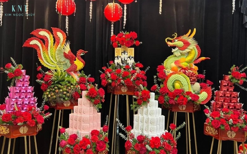 Bộ tráp ăn hỏi 7 lễ được bày trí trang trọng với lễ vật sắp xếp đồng bộ, phủ sắc đỏ truyền thống trong ngày ăn hỏi