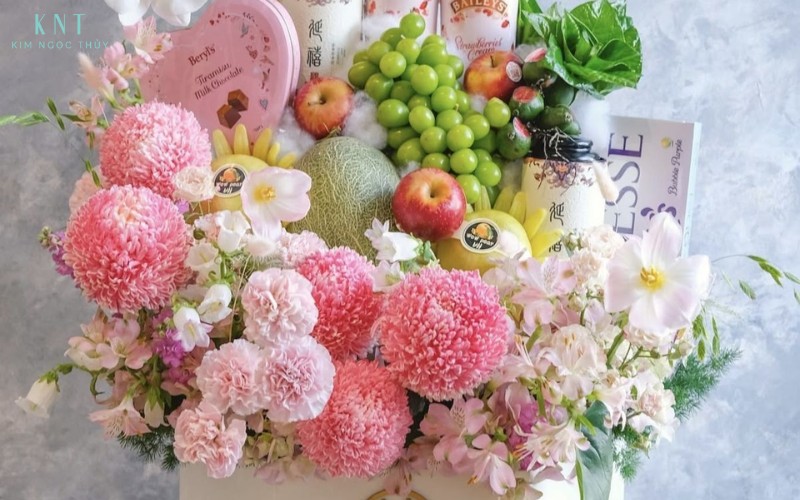 Tráp hoa quả với trái cây tươi, tượng trưng cho cuộc sống hôn nhân sung túc, đủ đầy