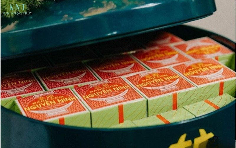 Tráp bánh cốm truyền thống xếp gọn gàng, tượng trưng cho khởi đầu tươi mới của hôn nhân