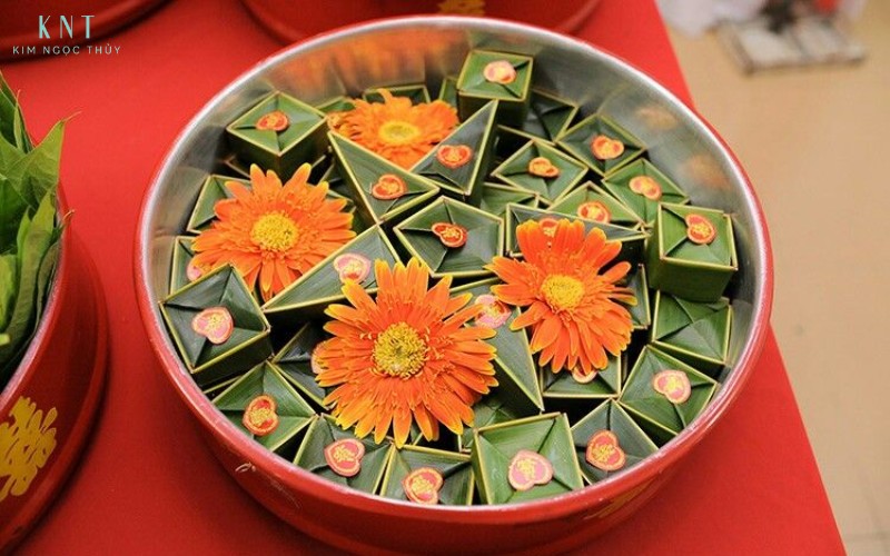 Tráp bánh phu thê với bánh xu xê gói vuông vắn, tượng trưng cho vợ chồng hòa thuận, gắn bó lâu dài