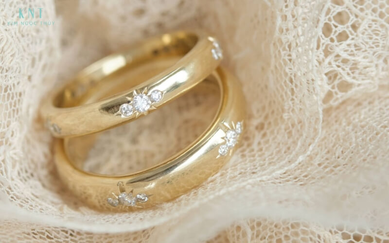 Nhẫn vàng 17K đính đá chấu chắc chắn, giữ viên đá an toàn và bền đẹp theo thời gian