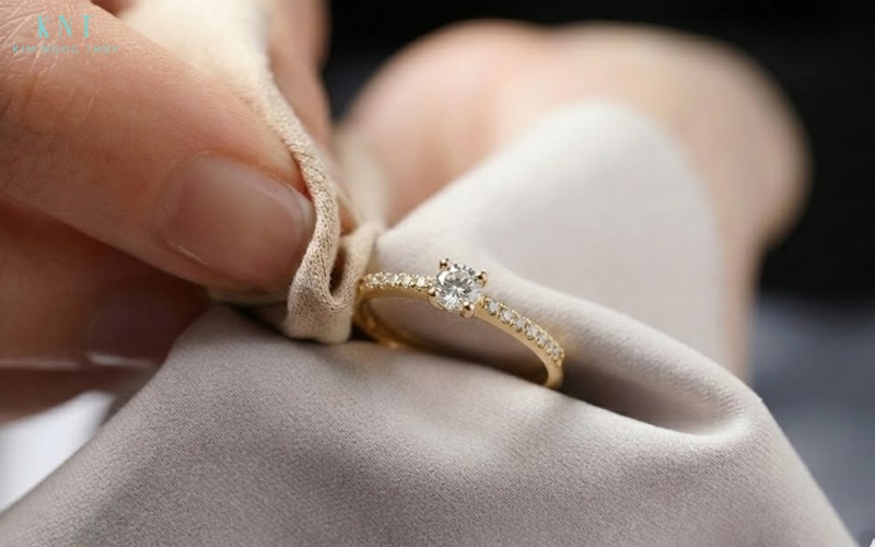 Vệ sinh nhẫn vàng 17K đúng cách giúp giữ độ sáng bóng và vẻ đẹp lâu dài