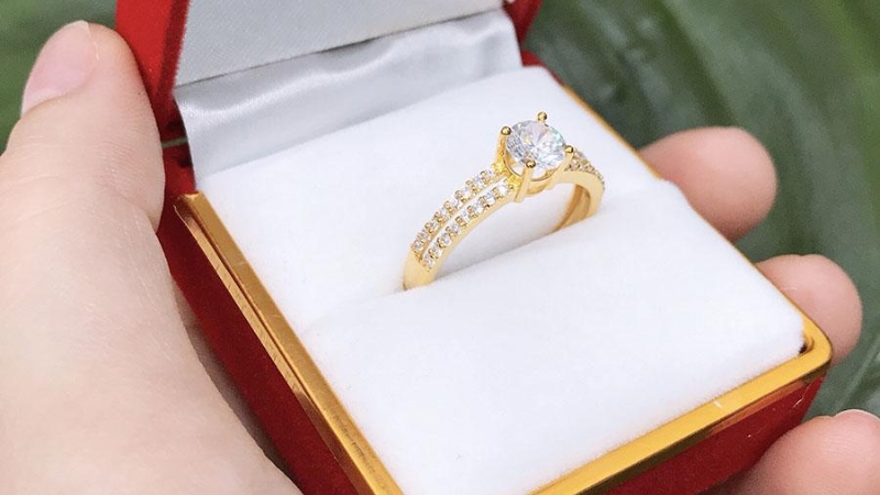 Bạn nên tháo nhẫn vàng 22K khi vận động mạnh để tránh trầy xước
