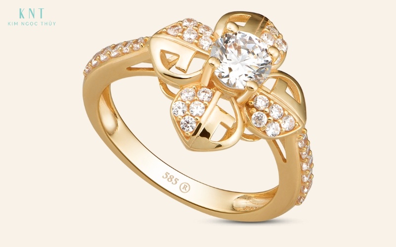 Nhẫn vàng 585 với thiết kế hoa tinh xảo và sang trọng