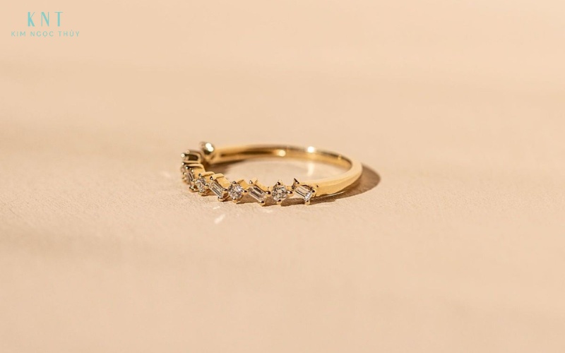 Trang sức vàng 585 đính đá là lựa chọn lý tưởng nhờ khả năng giữ đá tốt và độ bền cao