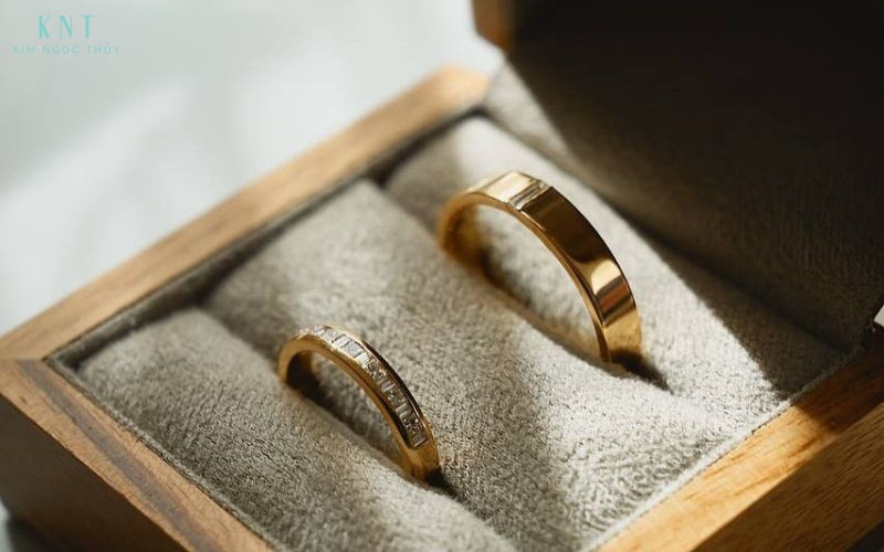 Bảo quản trang sức vàng 585 trong hộp để hạn chế trầy xước và giữ độ sáng lâu dài