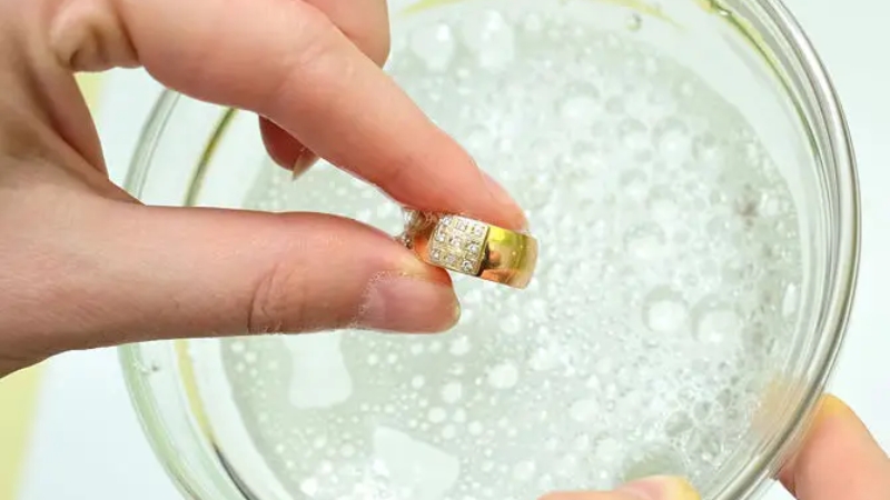 Bạn có thể vệ sinh nhẫn vàng 600 đơn giản tại nhà