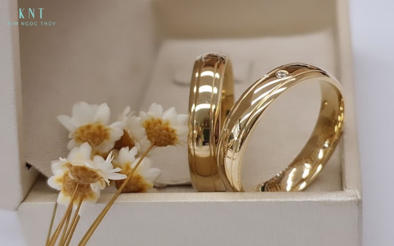 Nhẫn cưới vàng 610 mang lại vẻ đẹp trẻ trung và giữ form tốt khi sử dụng thường xuyên