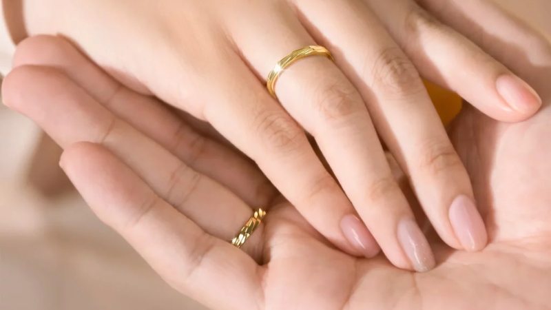 Vàng 7 tuổi rưỡi cứng và chắc, ít bị móp méo khi đeo hằng ngày