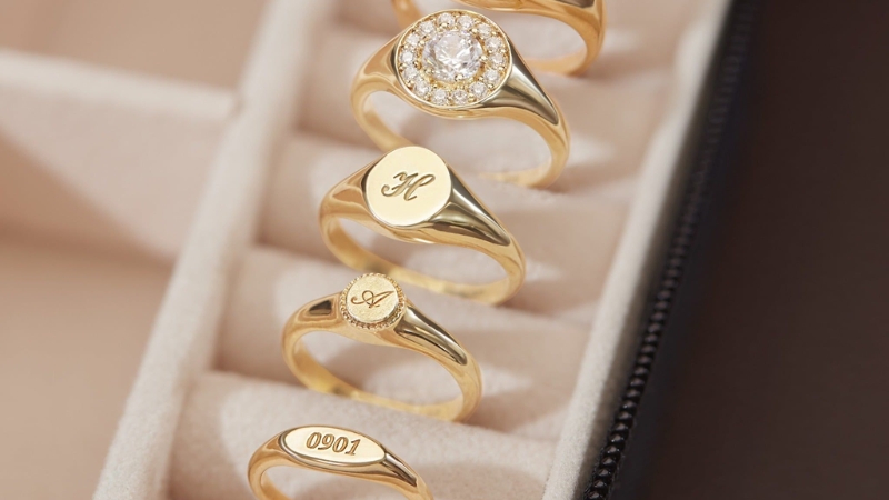 Khi không đeo, bạn có thể đặt nhẫn vào trong hộp có lót vải nhung