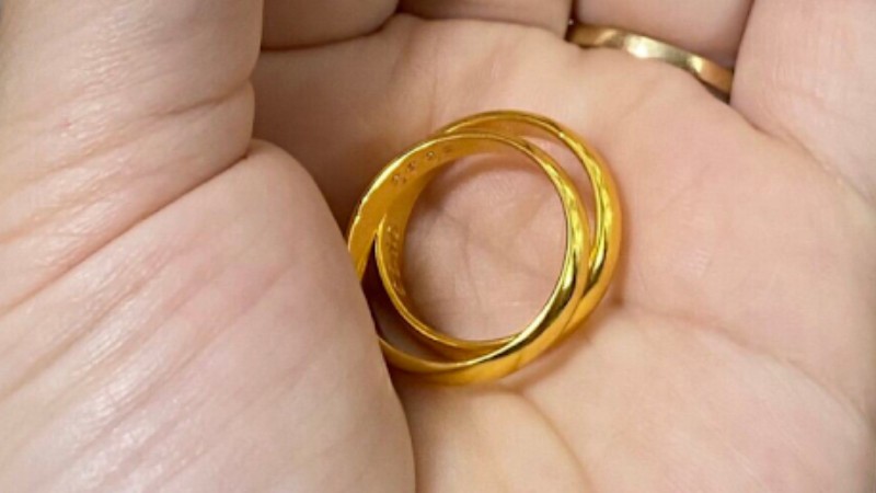 Vàng ta có màu vàng đậm và mang vẻ đẹp rất truyền thống