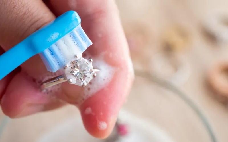 Bạn có thể sử dụng bàn chải lồng mềm và khăn vệ sinh nhẫn cưới trước khi xử lý