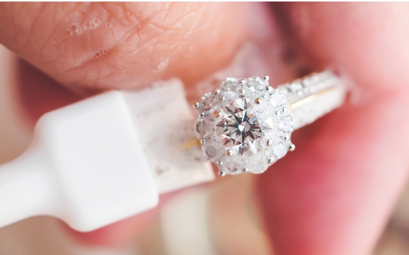 Vệ sinh và bảo quản nhẫn định kỳ để nhẫn luôn bền, đẹp