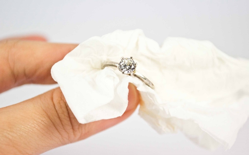 Vệ sinh trang sức vàng Ý định kỳ để bảo quản và sử dụng bền đẹp