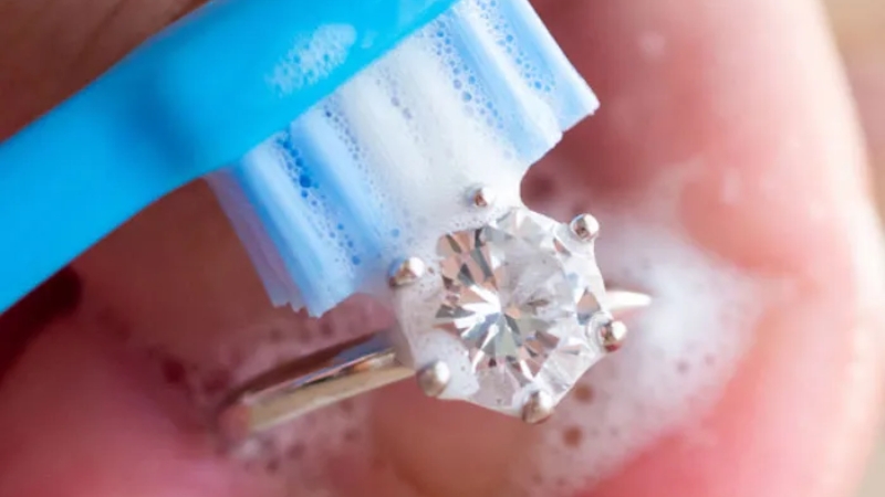 Sau khi mạ xong, trang sức sẽ được xử lý hoàn thiện để lớp Rhodium ổn định