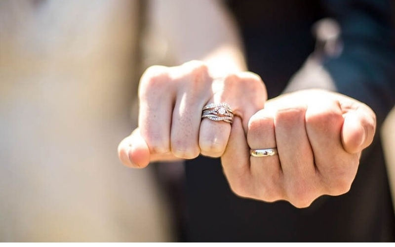 Xu hướng con gái đeo nhẫn cưới tay trái để thuận tiện trong sinh hoạt và công việc