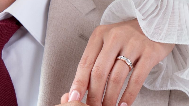 Nhẫn cưới là cặp nhẫn được sử dụng trong nghi lễ kết hôn