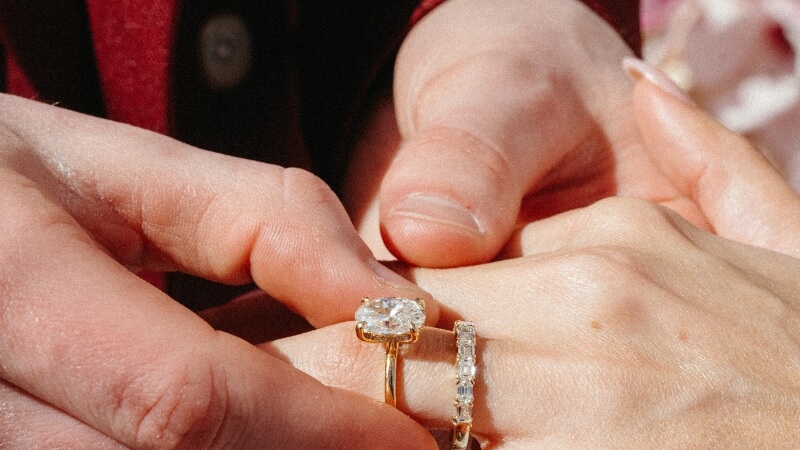 Nhẫn cưới có thể đính thêm hột cho lấp lánh