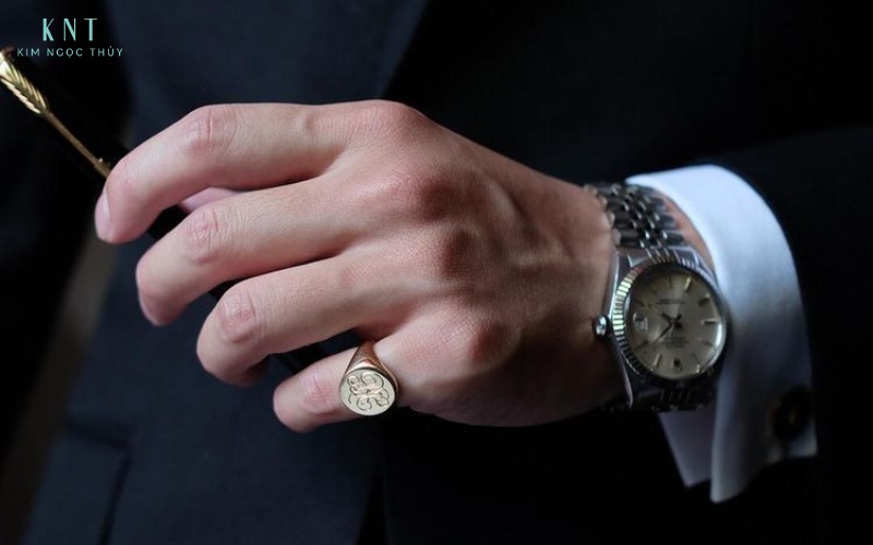 Việc đeo nhẫn ngón út ở tay trái phù hợp với những người sống thiên về cảm xúc