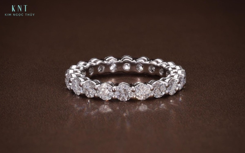 Nhẫn ngón út phong cách Eternity là lựa chọn tinh tế cho người yêu vẻ đẹp nhẹ nhàng và nổi bật 