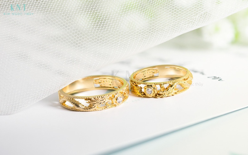 Mẫu nhẫn rồng phụng đính đá tinh tế thể hiện sự cân đối giữa thẩm mỹ và tiện lợi khi sử dụng