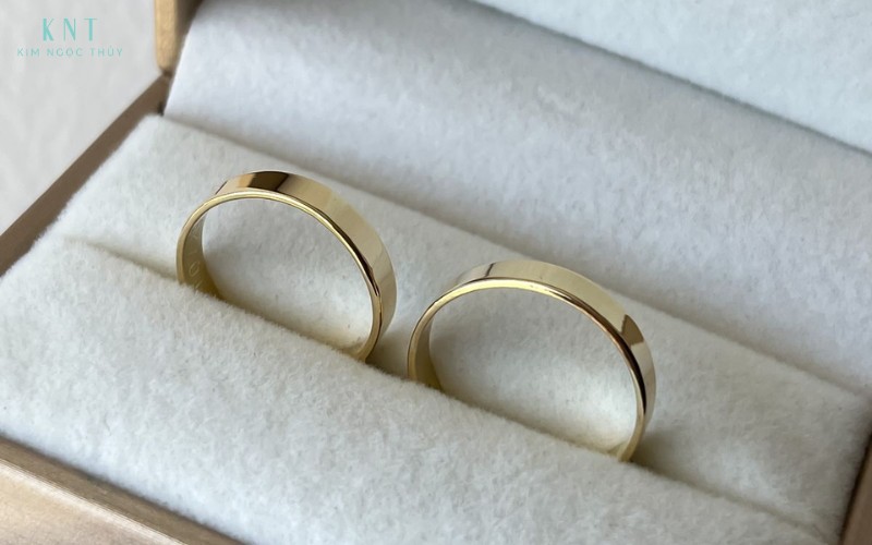 Cặp nhẫn cưới trơn biểu tượng của sự tối giản và bền vững trong tình yêu