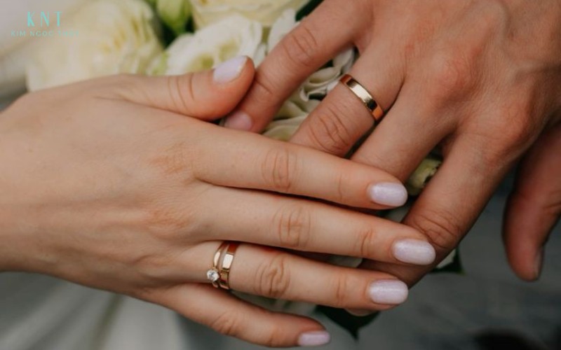 Cặp nhẫn cưới trơn có thiết kế đơn giản và dễ phối với nhiều phong cách khác nhau