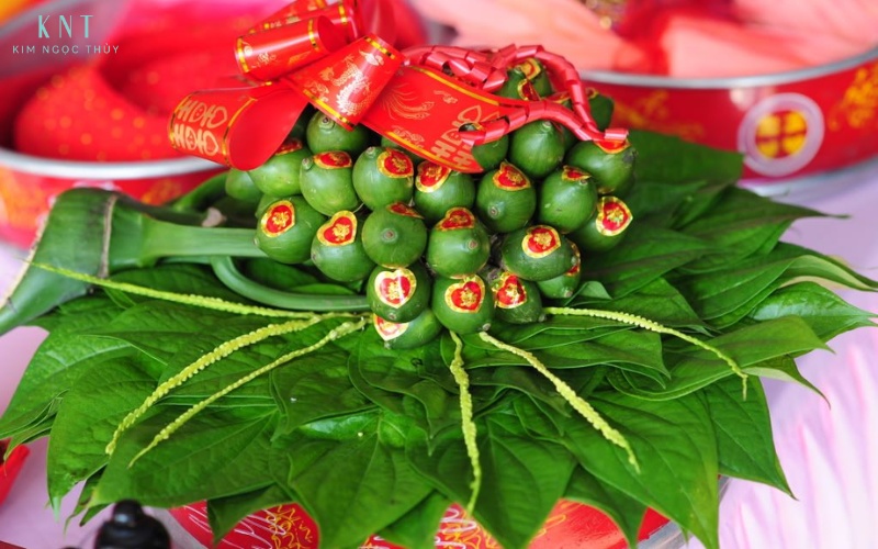 Tráp trầu cau với buồng cau tươi, biểu tượng cho sự chu đáo và tôn trọng trong lễ ăn hỏi