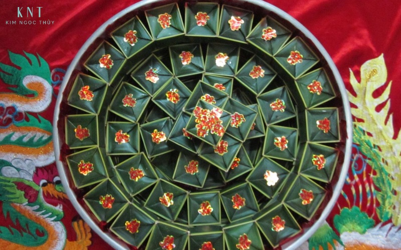 Tráp bánh phu thê được bày trí đẹp mắt, tượng trưng cho tình nghĩa vợ chồng bền chặt
