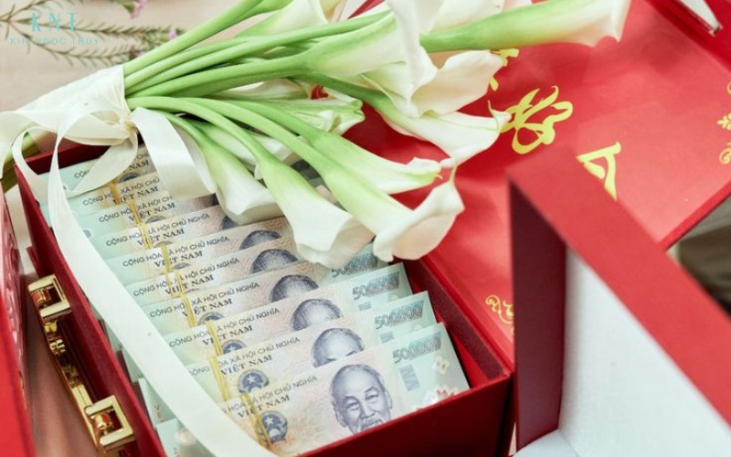 Tráp tiền nạp tài thay thế cho tráp lợn sữa quay, mang ý nghĩa tài lộc và sung túc