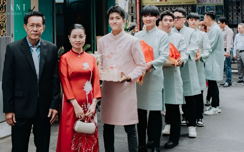Đoàn nhà trai di chuyển theo thứ tự chuẩn, thể hiện sự tôn trọng trong lễ ăn hỏi