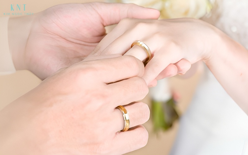 Trao nhẫn trên sân khấu tiệc cưới giúp cặp đôi ghi dấu sự gắn kết thiêng liêng trước sự chứng kiến của người thân và bạn bè