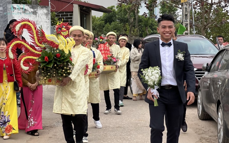 Đội bê tráp từ nhà trai mang tráp sính lễ sang nhà gái