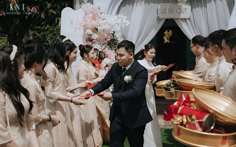 Cô dâu chú rể trao phong bao lì xì cho đội bê tráp sau khi bưng quả