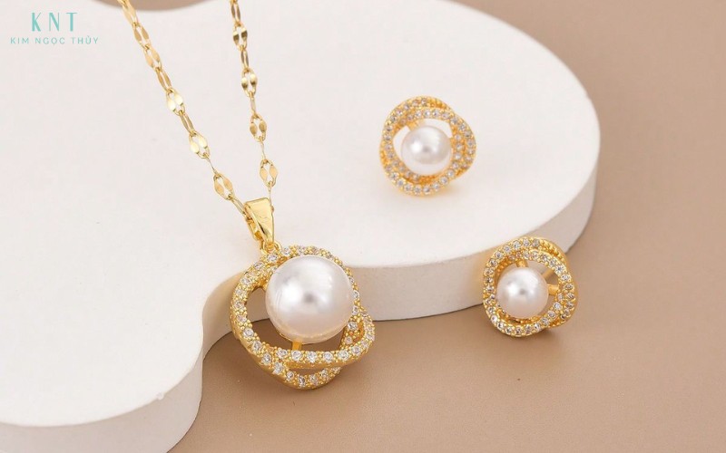 Trang sức ngọc trai tượng trưng cho hôn nhân viên mãn, bền bỉ qua năm tháng và yêu thương gia đình