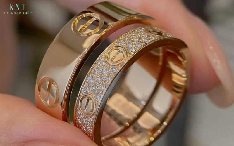 Cặp nhẫn cưới được làm mới trong ngày kỷ niệm, như cách trân trọng và đánh dấu hành trình hôn nhân đã qua