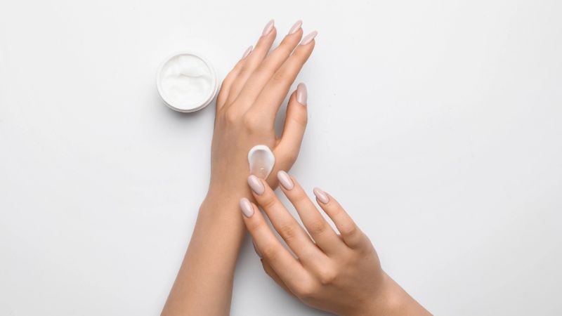 Bạn nên đeo nhẫn sau khi trang điểm để hóa chất bớt bám lên trang sức