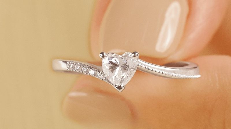 Mỗi ngày chỉ cần dành khoảng một phút kiểm tra sẽ giúp bạn phát hiện sớm các dấu hiệu hư hỏng trên trang sức